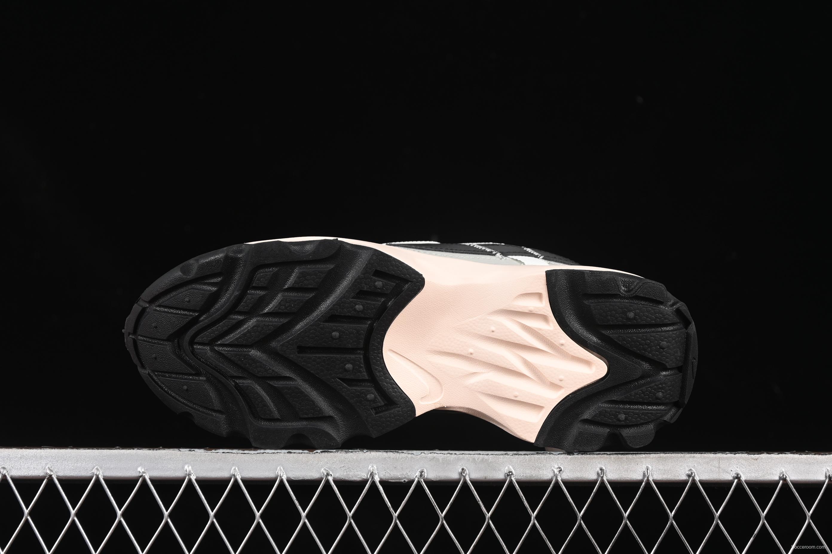 Nike TC 7900 Retro Chunky Sneakers with Reflective Swoosh and Cushioned Sole - DD9682-004