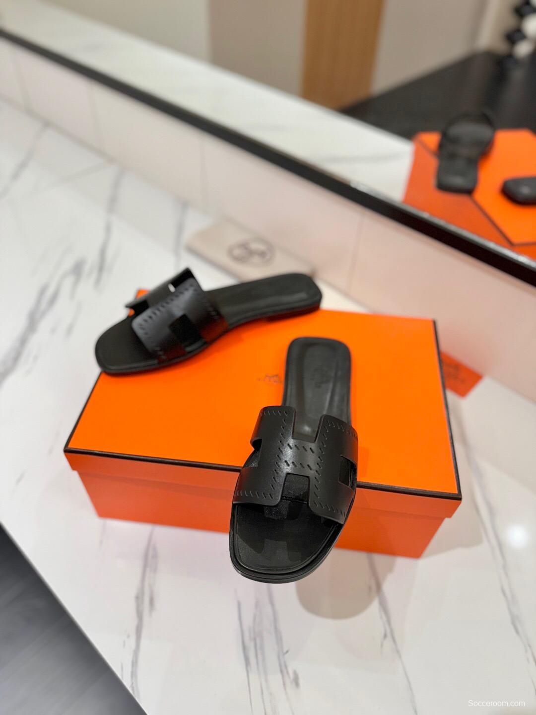 2025 Women Hermès Black Leather Slippers KFY00260