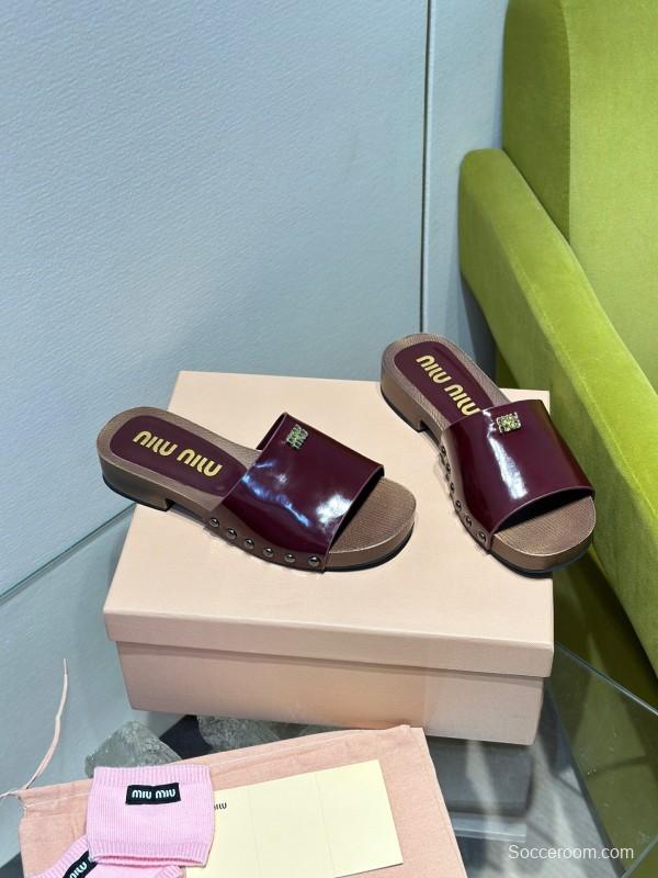 2025 Women Miu Miu Burgundy Patent Leather Slippers KFY00230